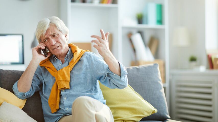 Älterer Mann ruft von Couch aus im Callcenter an