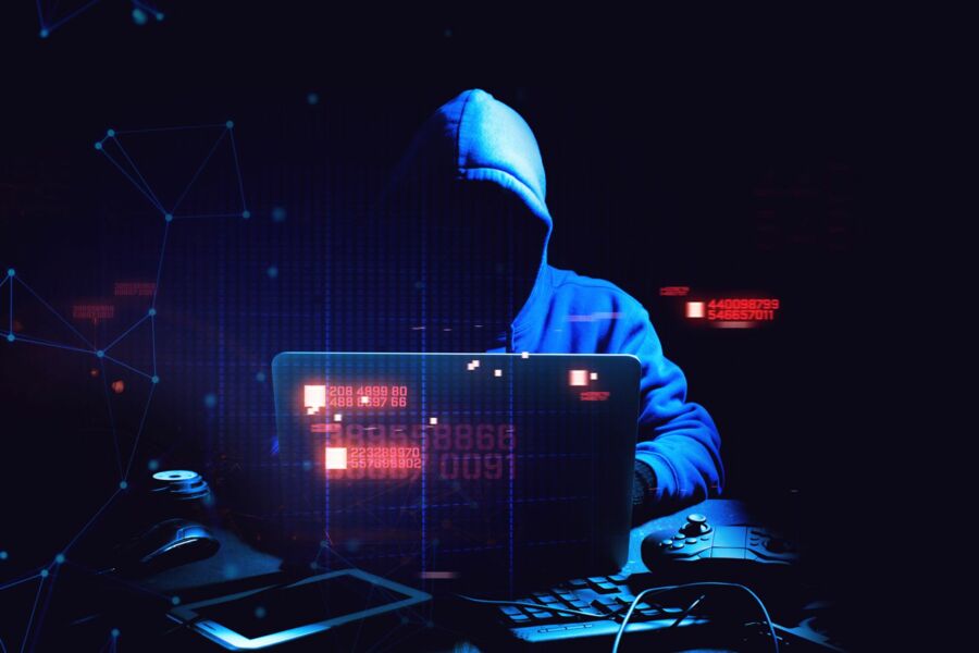 Hacker sitzt vorm Rechner im Dunkeln