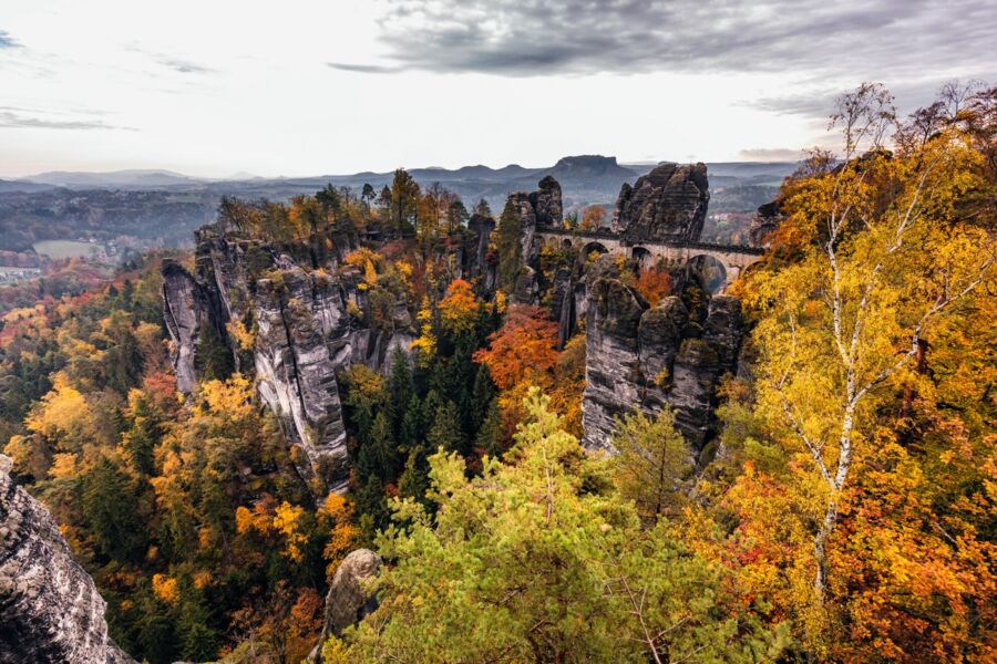 Blick auf die Bastei im Elbsandsteingebirge mit herbstlichen Bäumen